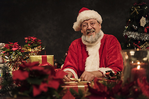 포토 JPG 스튜디오촬영 서양인 백인 남자 중년 50대 크리스마스장식 크리스마스 포장 산타모자 산타옷 수염 실내 한명 웃음 앉기 상반신 앞모습 선물상자 산타클로스 중년남자한명만 국내포토 외국인 모자_잡화 1 옷 기념일 뷰포인트 모션 표정 선물 사람 성인 내부 상자 남자한명만 중년남자만 파일형식