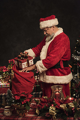 포토 JPG 스튜디오촬영 서양인 백인 남자 중년 50대 크리스마스장식 크리스마스 산타모자 산타옷 수염 실내 선물 한명 서기 웃음 상반신 옆모습 산타클로스 보따리 담기 중년남자한명만 국내포토 외국인 모자_잡화 1 옷 기념일 뷰포인트 모션 표정 사람 성인 내부 남자한명만 중년남자만 파일형식