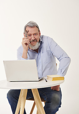 포토 JPG 스튜디오촬영 서양인 백인 남자 중년 50대 실내 한명 미소 앉기 상반신 앞모습 책 노트북 실버라이프 중년남자한명만 국내포토 외국인 1 라이프스타일 뷰포인트 모션 표정 사람 성인 내부 전자제품 남자한명만 중년남자만 파일형식