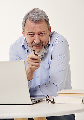 포토 JPG 스튜디오촬영 서양인 백인 남자 중년 50대 실내 한명 앉기 상반신 앞모습 책 노트북 실버라이프 가리킴 중년남자한명만 국내포토 외국인 1 라이프스타일 뷰포인트 모션 사람 손짓 성인 내부 전자제품 남자한명만 중년남자만 파일형식