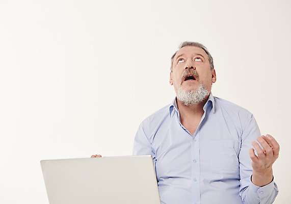 포토 JPG 스튜디오촬영 서양인 백인 남자 중년 50대 실내 한명 앉기 상반신 앞모습 노트북 실버라이프 분노 좌절 중년남자한명만 국내포토 외국인 1 라이프스타일 감정 뷰포인트 컨셉 모션 사람 성인 내부 전자제품 남자한명만 중년남자만 파일형식