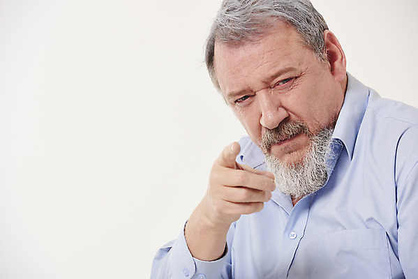 포토 JPG 스튜디오촬영 서양인 백인 남자 중년 50대 실내 한명 상반신 앞모습 실버라이프 가리킴 의심 중년남자한명만 국내포토 외국인 1 라이프스타일 감정 뷰포인트 사람 손짓 성인 내부 남자한명만 중년남자만 파일형식