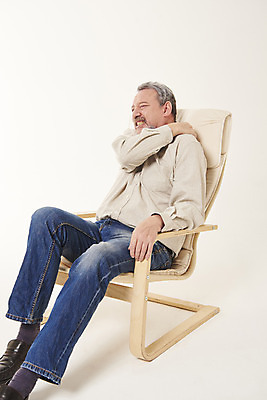 포토 JPG 스튜디오촬영 전신 서양인 백인 남자 중년 50대 의자 실내 한명 앉기 옆모습 실버라이프 고통 근육통 어깨통증 중년남자한명만 국내포토 외국인 1 라이프스타일 감정 뷰포인트 가구 모션 사람 성인 내부 질병 남자한명만 중년남자만 파일형식