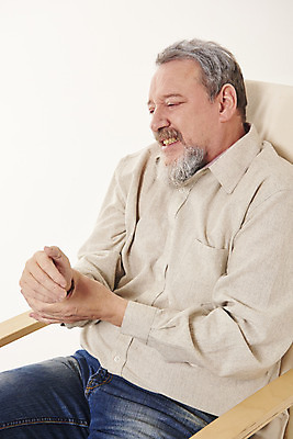 포토 JPG 스튜디오촬영 서양인 백인 남자 중년 50대 의자 실내 한명 앉기 상반신 옆모습 실버라이프 고통 근육통 중년남자한명만 손목통증 국내포토 외국인 1 라이프스타일 감정 뷰포인트 가구 모션 사람 성인 내부 남자한명만 중년남자만 파일형식