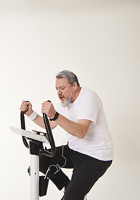 포토 JPG 스튜디오촬영 서양인 백인 남자 중년 50대 실내 건강 한명 앉기 상반신 옆모습 운동 헬스사이클 헬스 음악감상 중년남자한명만 국내포토 외국인 1 뷰포인트 모션 사람 성인 내부 운동기구 감상 남자한명만 중년남자만 파일형식