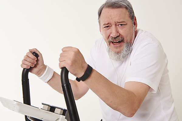 포토 JPG 스튜디오촬영 서양인 백인 남자 중년 50대 실내 건강 한명 앉기 상반신 앞모습 운동 헬스사이클 헬스 음악감상 중년남자한명만 국내포토 외국인 1 뷰포인트 모션 사람 성인 내부 운동기구 감상 남자한명만 중년남자만 파일형식