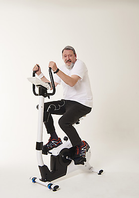 포토 JPG 스튜디오촬영 전신 서양인 백인 남자 중년 50대 실내 건강 한명 앉기 앞모습 운동 헬스사이클 헬스 음악감상 중년남자한명만 국내포토 외국인 1 뷰포인트 모션 사람 성인 내부 운동기구 감상 남자한명만 중년남자만 파일형식