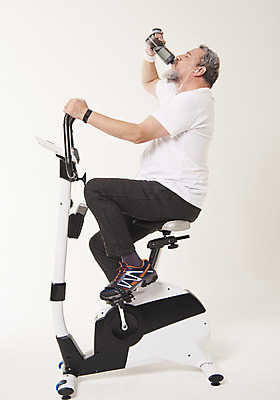 포토 JPG 스튜디오촬영 전신 서양인 백인 남자 중년 50대 실내 건강 한명 앉기 옆모습 운동 헬스사이클 헬스 음악감상 물마시기 중년남자한명만 국내포토 외국인 1 뷰포인트 모션 사람 성인 내부 운동기구 감상 마시기 남자한명만 중년남자만 파일형식