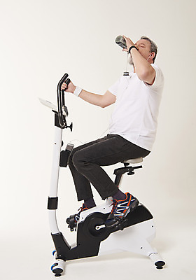 포토 JPG 스튜디오촬영 전신 서양인 백인 남자 중년 50대 실내 건강 한명 앉기 옆모습 운동 헬스사이클 헬스 음악감상 물마시기 중년남자한명만 국내포토 외국인 1 뷰포인트 모션 사람 성인 내부 운동기구 감상 마시기 남자한명만 중년남자만 파일형식