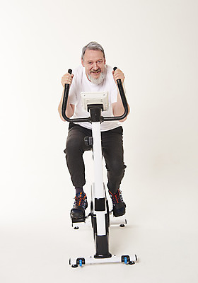 포토 JPG 스튜디오촬영 전신 서양인 백인 남자 중년 50대 실내 건강 한명 웃음 앉기 앞모습 운동 헬스사이클 헬스 중년남자한명만 국내포토 외국인 1 뷰포인트 모션 표정 사람 성인 내부 운동기구 남자한명만 중년남자만 파일형식