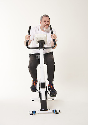 포토 JPG 스튜디오촬영 전신 서양인 백인 남자 중년 50대 실내 건강 한명 웃음 앉기 앞모습 운동 헬스사이클 헬스 중년남자한명만 국내포토 외국인 1 뷰포인트 모션 표정 사람 성인 내부 운동기구 남자한명만 중년남자만 파일형식