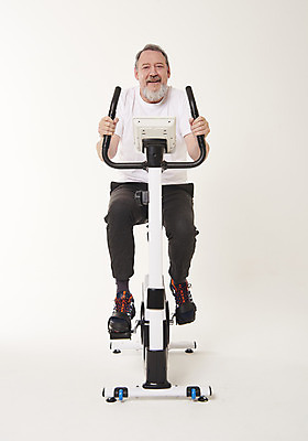 포토 JPG 스튜디오촬영 전신 서양인 백인 남자 중년 50대 실내 건강 한명 웃음 앉기 앞모습 운동 헬스사이클 헬스 중년남자한명만 국내포토 외국인 1 뷰포인트 모션 표정 사람 성인 내부 운동기구 남자한명만 중년남자만 파일형식