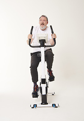 포토 JPG 스튜디오촬영 전신 서양인 백인 남자 중년 50대 실내 건강 한명 앉기 앞모습 운동 헬스사이클 헬스 중년남자한명만 국내포토 외국인 1 뷰포인트 모션 사람 성인 내부 운동기구 남자한명만 중년남자만 파일형식