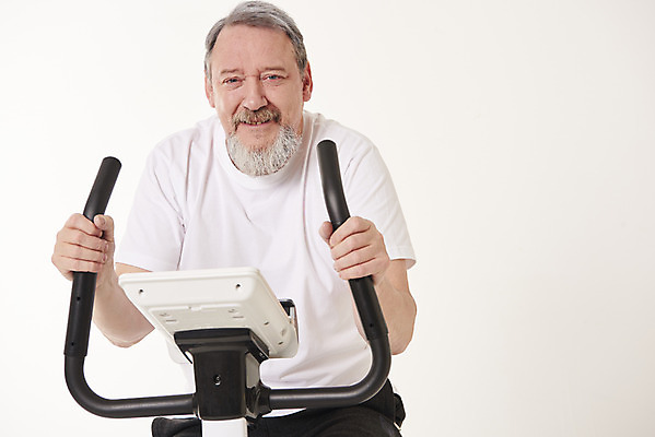 포토 JPG 스튜디오촬영 서양인 백인 남자 중년 50대 실내 건강 한명 웃음 앉기 상반신 앞모습 운동 헬스사이클 헬스 중년남자한명만 국내포토 외국인 1 뷰포인트 모션 표정 사람 성인 내부 운동기구 남자한명만 중년남자만 파일형식