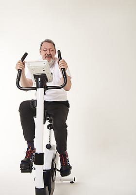 포토 JPG 스튜디오촬영 전신 서양인 백인 남자 중년 50대 실내 건강 한명 앉기 앞모습 운동 헬스사이클 헬스 중년남자한명만 국내포토 외국인 1 뷰포인트 모션 사람 성인 내부 운동기구 남자한명만 중년남자만 파일형식