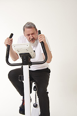 포토 JPG 스튜디오촬영 서양인 백인 남자 중년 50대 실내 건강 한명 앉기 상반신 앞모습 운동 헬스사이클 헬스 중년남자한명만 국내포토 외국인 1 뷰포인트 모션 사람 성인 내부 운동기구 남자한명만 중년남자만 파일형식