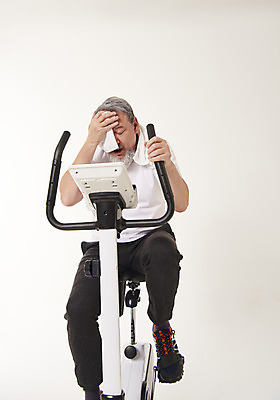 포토 JPG 스튜디오촬영 서양인 백인 남자 중년 50대 실내 건강 한명 앉기 상반신 앞모습 수건 운동 헬스사이클 헬스 닦기 중년남자한명만 땀흘리기 국내포토 외국인 1 뷰포인트 컨셉 모션 사람 성인 내부 위생용품 운동기구 남자한명만 중년남자만 파일형식