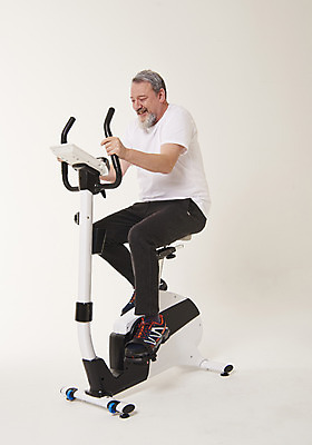 포토 JPG 스튜디오촬영 전신 서양인 백인 남자 중년 50대 실내 건강 한명 웃음 앉기 옆모습 운동 헬스사이클 헬스 중년남자한명만 국내포토 외국인 1 뷰포인트 모션 표정 사람 성인 내부 운동기구 남자한명만 중년남자만 파일형식