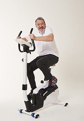 포토 JPG 스튜디오촬영 전신 서양인 백인 남자 중년 50대 실내 건강 한명 웃음 앉기 앞모습 운동 헬스사이클 헬스 중년남자한명만 국내포토 외국인 1 뷰포인트 모션 표정 사람 성인 내부 운동기구 남자한명만 중년남자만 파일형식