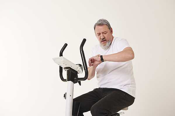 포토 JPG 스튜디오촬영 서양인 백인 응시 남자 중년 50대 실내 건강 한명 앉기 상반신 앞모습 운동 헬스사이클 헬스 스마트워치 중년남자한명만 국내포토 외국인 1 시선 뷰포인트 모션 사람 성인 내부 스마트기기 운동기구 웨어러블 남자한명만 중년남자만 파일형식