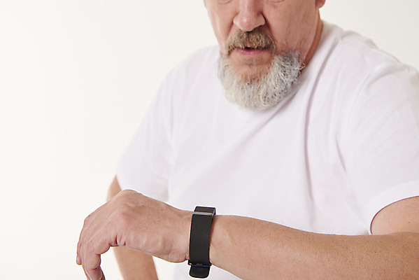 포토 JPG 스튜디오촬영 서양인 백인 응시 남자 중년 50대 실내 건강 한명 앉기 상반신 앞모습 운동 헬스사이클 헬스 스마트워치 중년남자한명만 국내포토 외국인 1 시선 뷰포인트 모션 사람 성인 내부 스마트기기 운동기구 웨어러블 남자한명만 중년남자만 파일형식