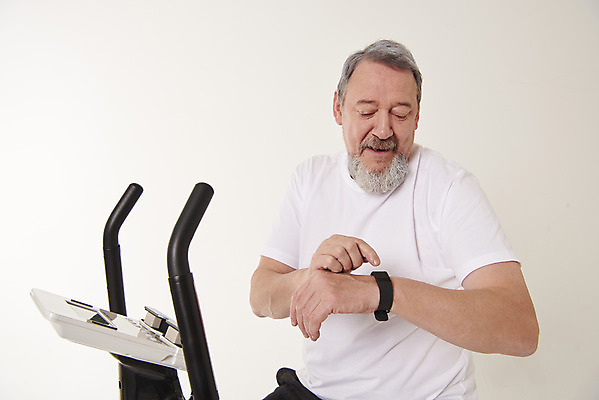 포토 JPG 스튜디오촬영 서양인 백인 응시 남자 중년 50대 실내 건강 한명 웃음 앉기 상반신 앞모습 운동 헬스사이클 헬스 터치 스마트워치 중년남자한명만 국내포토 외국인 1 시선 뷰포인트 모션 표정 사람 성인 내부 스마트기기 운동기구 웨어러블 남자한명만 중년남자만 파일형식