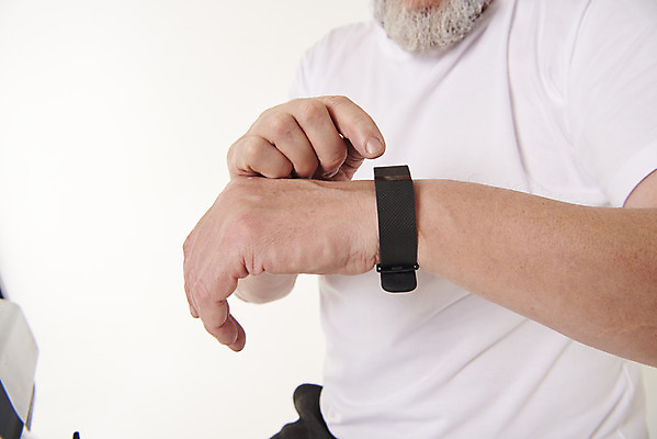 포토 JPG 스튜디오촬영 서양인 백인 남자 중년 50대 실내 건강 한명 상반신 앞모습 운동 헬스사이클 헬스 터치 스마트워치 중년남자한명만 국내포토 외국인 1 뷰포인트 사람 성인 내부 스마트기기 운동기구 웨어러블 남자한명만 중년남자만 파일형식