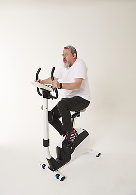 포토 JPG 스튜디오촬영 전신 서양인 백인 응시 남자 중년 50대 실내 건강 한명 앉기 옆모습 운동 헬스사이클 헬스 중년남자한명만 국내포토 외국인 1 시선 뷰포인트 모션 사람 성인 내부 운동기구 남자한명만 중년남자만 파일형식