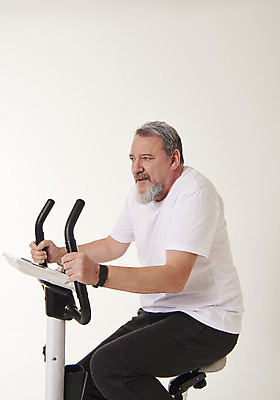 포토 JPG 스튜디오촬영 서양인 백인 응시 남자 중년 50대 실내 건강 한명 앉기 상반신 옆모습 운동 헬스사이클 헬스 중년남자한명만 국내포토 외국인 1 시선 뷰포인트 모션 사람 성인 내부 운동기구 남자한명만 중년남자만 파일형식