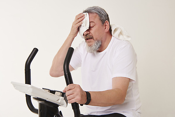 포토 JPG 스튜디오촬영 서양인 백인 남자 중년 50대 실내 건강 한명 앉기 상반신 옆모습 수건 운동 헬스사이클 헬스 땀 닦기 중년남자한명만 국내포토 외국인 1 뷰포인트 모션 사람 성인 내부 위생용품 운동기구 남자한명만 중년남자만 파일형식