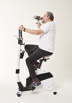 포토 JPG 스튜디오촬영 전신 서양인 백인 남자 중년 50대 실내 건강 한명 앉기 옆모습 운동 헬스사이클 헬스 음악감상 물마시기 중년남자한명만 국내포토 외국인 1 뷰포인트 모션 사람 성인 내부 운동기구 감상 마시기 남자한명만 중년남자만 파일형식