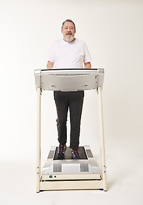 포토 JPG 스튜디오촬영 전신 서양인 백인 응시 남자 중년 50대 실내 건강 한명 서기 웃음 앞모습 운동 헬스 런닝머신 중년남자한명만 국내포토 외국인 1 시선 뷰포인트 모션 표정 사람 성인 내부 운동기구 남자한명만 중년남자만 파일형식