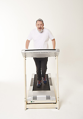 포토 JPG 스튜디오촬영 전신 서양인 백인 응시 남자 중년 50대 실내 건강 한명 서기 웃음 앞모습 운동 걷기 헬스 런닝머신 중년남자한명만 국내포토 외국인 1 시선 뷰포인트 모션 표정 사람 성인 내부 운동기구 남자한명만 중년남자만 파일형식