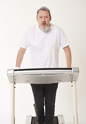 포토 JPG 스튜디오촬영 서양인 백인 응시 남자 중년 50대 실내 건강 한명 서기 상반신 앞모습 운동 걷기 헬스 런닝머신 중년남자한명만 국내포토 외국인 1 시선 뷰포인트 모션 사람 성인 내부 운동기구 남자한명만 중년남자만 파일형식