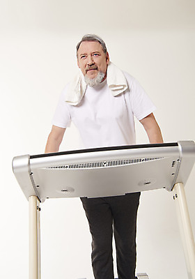 포토 JPG 스튜디오촬영 서양인 백인 응시 남자 중년 50대 실내 건강 한명 서기 상반신 앞모습 수건 운동 걷기 헬스 런닝머신 중년남자한명만 국내포토 외국인 1 시선 뷰포인트 모션 사람 성인 내부 위생용품 운동기구 남자한명만 중년남자만 파일형식