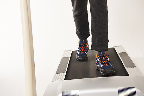 포토 JPG 스튜디오촬영 서양인 백인 남자 중년 50대 발 실내 건강 한명 서기 앞모습 신체부위 운동 걷기 헬스 런닝머신 중년남자한명만 국내포토 외국인 1 뷰포인트 모션 사람 성인 내부 운동기구 남자한명만 중년남자만 파일형식