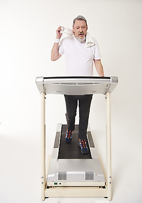 포토 JPG 스튜디오촬영 전신 서양인 백인 응시 남자 중년 50대 실내 건강 한명 서기 앞모습 수건 운동 걷기 헬스 런닝머신 중년남자한명만 국내포토 외국인 1 시선 뷰포인트 모션 사람 성인 내부 위생용품 운동기구 남자한명만 중년남자만 파일형식