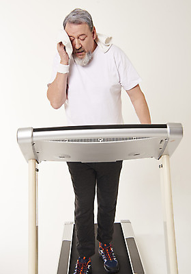 포토 JPG 스튜디오촬영 전신 서양인 백인 남자 중년 50대 실내 건강 한명 서기 앞모습 수건 운동 걷기 헬스 땀 런닝머신 닦기 중년남자한명만 국내포토 외국인 1 뷰포인트 모션 사람 성인 내부 위생용품 운동기구 남자한명만 중년남자만 파일형식