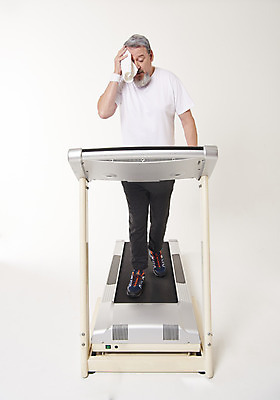 포토 JPG 스튜디오촬영 전신 서양인 백인 남자 중년 50대 실내 건강 한명 서기 앞모습 수건 운동 걷기 헬스 땀 런닝머신 닦기 중년남자한명만 국내포토 외국인 1 뷰포인트 모션 사람 성인 내부 위생용품 운동기구 남자한명만 중년남자만 파일형식