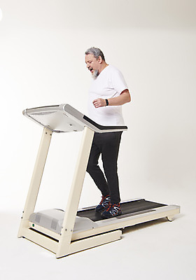 포토 JPG 스튜디오촬영 전신 서양인 백인 응시 남자 중년 50대 실내 건강 한명 서기 옆모습 운동 걷기 헬스 런닝머신 중년남자한명만 국내포토 외국인 1 시선 뷰포인트 모션 사람 성인 내부 운동기구 남자한명만 중년남자만 파일형식