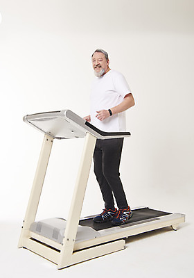 포토 JPG 스튜디오촬영 전신 서양인 백인 남자 중년 50대 실내 건강 한명 서기 웃음 앞모습 운동 걷기 헬스 런닝머신 중년남자한명만 국내포토 외국인 1 뷰포인트 모션 표정 사람 성인 내부 운동기구 남자한명만 중년남자만 파일형식