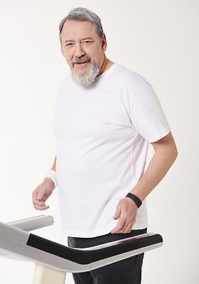 포토 JPG 스튜디오촬영 서양인 백인 남자 중년 50대 실내 건강 한명 서기 상반신 앞모습 운동 헬스 런닝머신 중년남자한명만 국내포토 외국인 1 뷰포인트 모션 사람 성인 내부 운동기구 남자한명만 중년남자만 파일형식