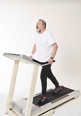 포토 JPG 스튜디오촬영 전신 서양인 백인 남자 중년 50대 실내 건강 한명 서기 옆모습 운동 걷기 헬스 런닝머신 중년남자한명만 국내포토 외국인 1 뷰포인트 모션 사람 성인 내부 운동기구 남자한명만 중년남자만 파일형식