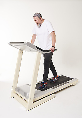 포토 JPG 스튜디오촬영 전신 서양인 백인 응시 남자 중년 50대 실내 건강 한명 서기 옆모습 운동 걷기 헬스 런닝머신 중년남자한명만 국내포토 외국인 1 시선 뷰포인트 모션 사람 성인 내부 운동기구 남자한명만 중년남자만 파일형식