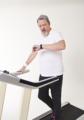 포토 JPG 스튜디오촬영 서양인 백인 응시 남자 중년 50대 실내 건강 한명 서기 상반신 앞모습 운동 걷기 헬스 런닝머신 스마트워치 중년남자한명만 국내포토 외국인 1 시선 뷰포인트 모션 사람 성인 내부 스마트기기 운동기구 웨어러블 남자한명만 중년남자만 파일형식