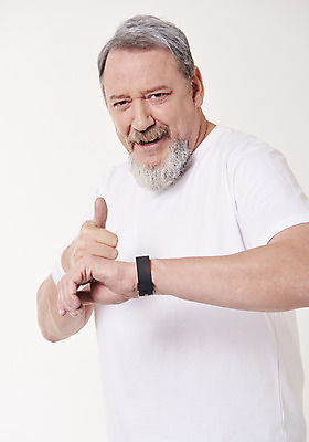 포토 JPG 스튜디오촬영 서양인 백인 응시 남자 중년 50대 실내 건강 한명 서기 웃음 상반신 앞모습 운동 헬스 최고 런닝머신 중년남자한명만 국내포토 외국인 1 시선 뷰포인트 모션 표정 사람 성인 내부 운동기구 남자한명만 중년남자만 파일형식