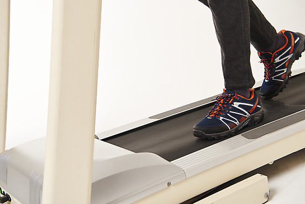 포토 JPG 스튜디오촬영 서양인 백인 남자 중년 50대 발 실내 건강 한명 서기 옆모습 신체부위 운동 걷기 헬스 런닝머신 중년남자한명만 국내포토 외국인 1 뷰포인트 모션 사람 성인 내부 운동기구 남자한명만 중년남자만 파일형식