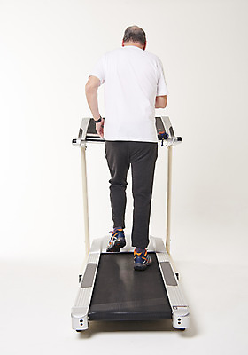 포토 JPG 스튜디오촬영 전신 서양인 백인 남자 중년 50대 실내 건강 한명 서기 뒷모습 운동 걷기 헬스 런닝머신 중년남자한명만 국내포토 외국인 1 뷰포인트 모션 사람 성인 내부 운동기구 남자한명만 중년남자만 파일형식