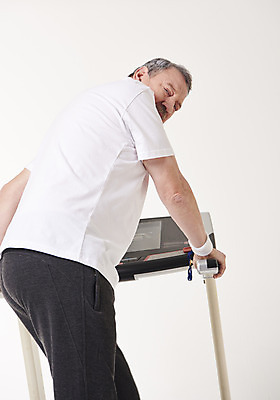 포토 JPG 스튜디오촬영 서양인 백인 남자 중년 50대 실내 건강 한명 서기 상반신 옆모습 운동 헬스 런닝머신 중년남자한명만 국내포토 외국인 1 뷰포인트 모션 사람 성인 내부 운동기구 남자한명만 중년남자만 파일형식