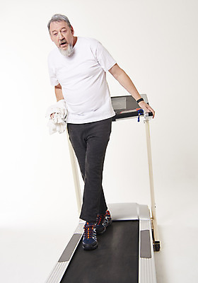 포토 JPG 스튜디오촬영 전신 서양인 백인 남자 중년 50대 실내 건강 한명 서기 앞모습 수건 운동 걷기 헬스 런닝머신 힘듦 중년남자한명만 국내포토 외국인 1 뷰포인트 컨셉 모션 사람 성인 내부 위생용품 운동기구 남자한명만 중년남자만 파일형식